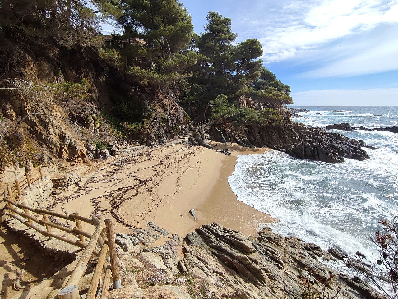 Foto de Cala Dels Esculls por @baseline_wikimedia