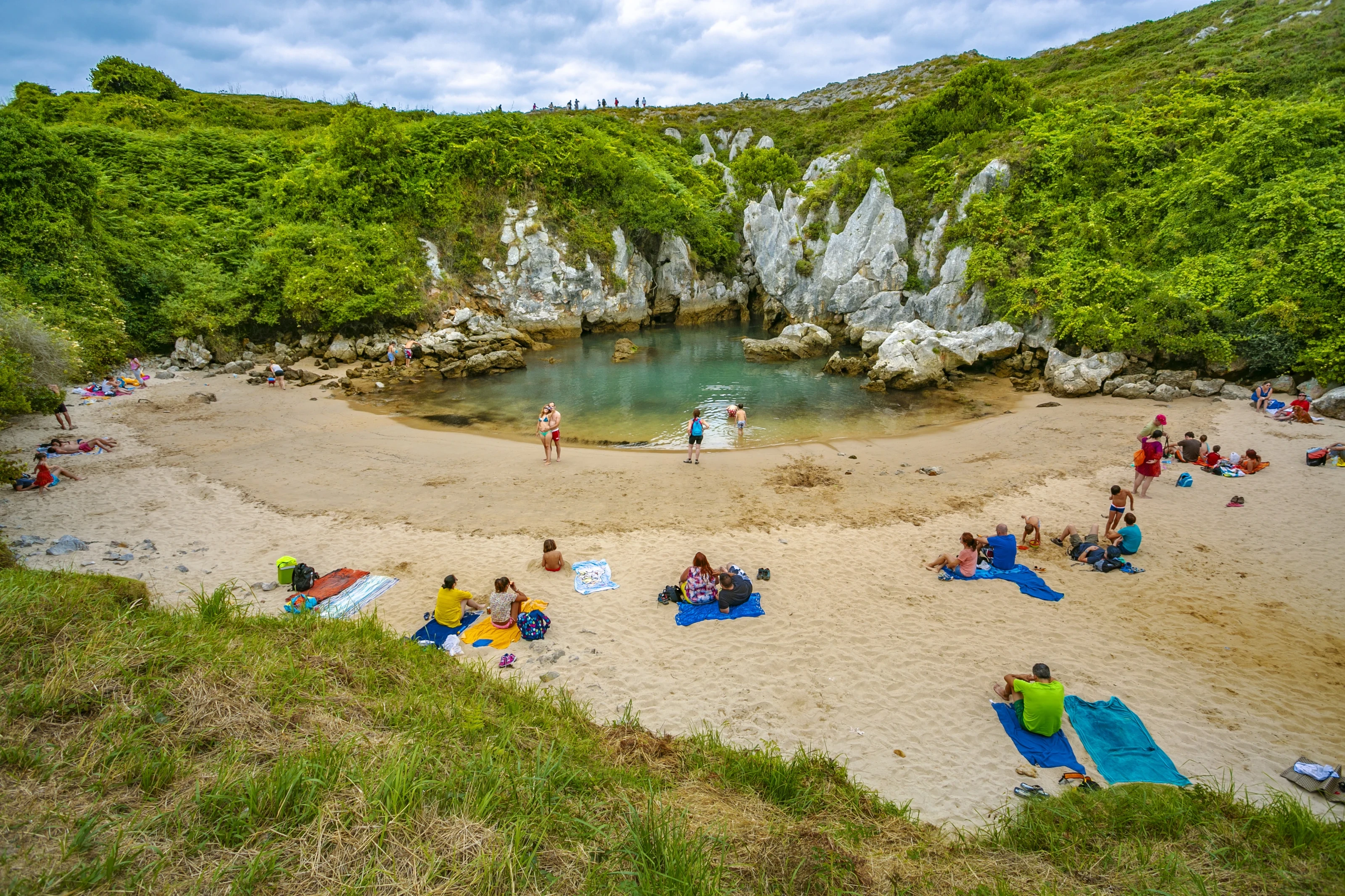 Foto de Gulpiyuri por 📸 Gonzalo Azumendi - Turismo Asturias
